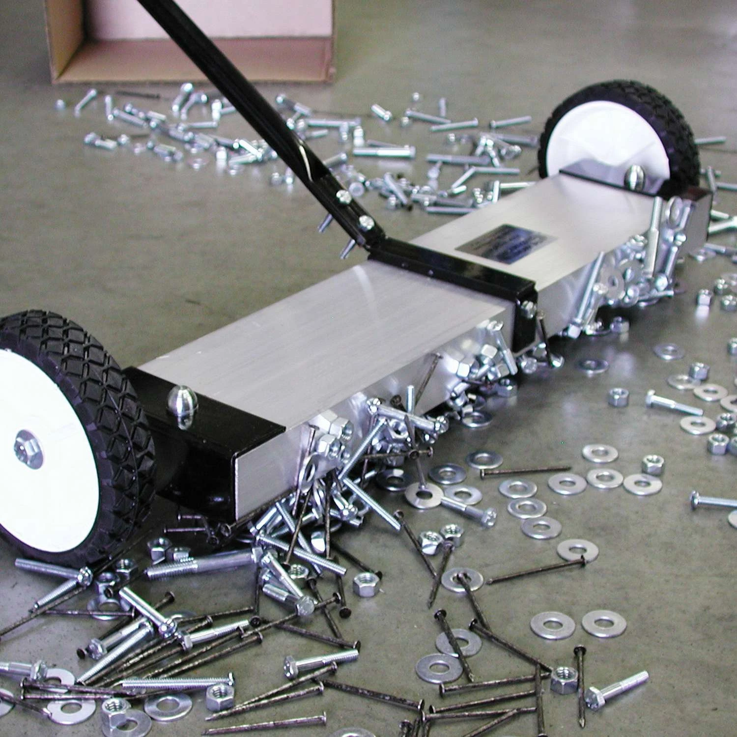 Magnet Source 24 In. Magnetic Mini Sweeper 160 Lb. Pull 6 Magnet Source 24 In. Magnetic Mini Sweeper 160 Lb. Pull - Image 4