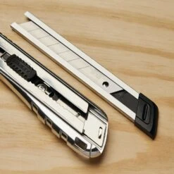 Stanley FatMax 8 In. Retractable Snap Knife Black/Silver 1 Pk -DeWALT Outlet c86d41d7 4529 4b30 8bb3 9f2236a5ff8d